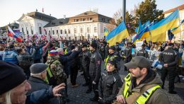 Több ezren gyűltek össze a békéért rendezett nyilvános nagygyűlésen tegnap Pozsonyban