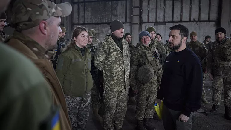 Zelenszkij váratlan látogatása az ostromlott Bahmutnál: „A győzelem a legfontosabb“