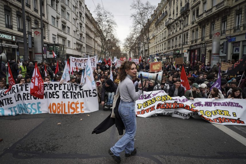 Belebukhat a francia kormány a tervezett nyugdíjreformba