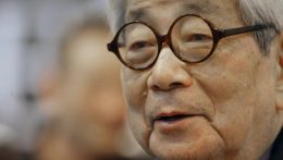 Elhunyt Óe Kenzaburo Nobel-díjas japán író