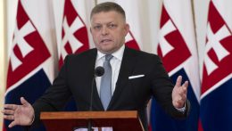 Korábbi választásokat és hivatalnokkormányt követel Robert Fico