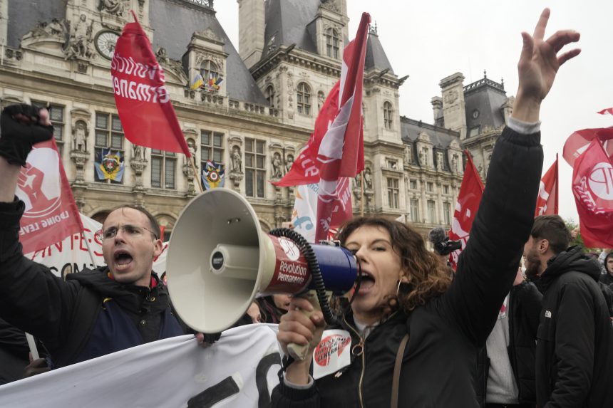 Macron megérti a franciák nyugdíjreform miatti dühét, de védelmébe vette az intézkedést