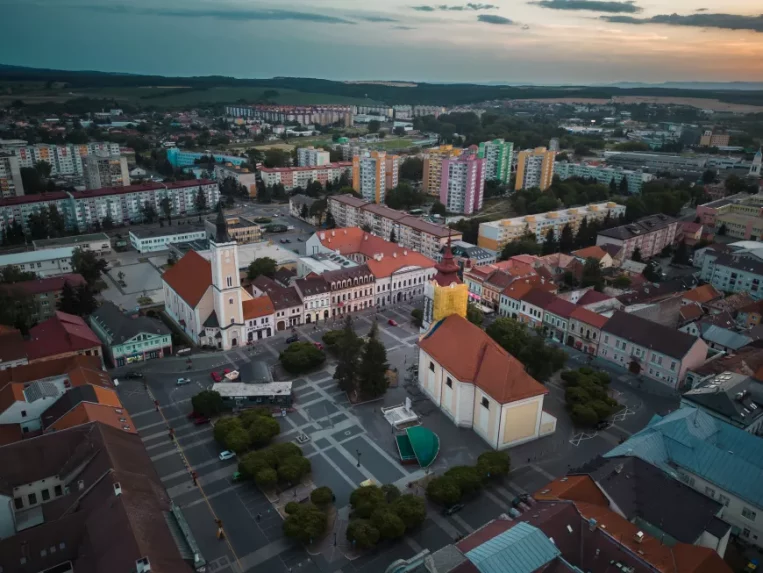 Tömegverekedés volt Rimaszombatban, rátámadt egy csoport három férfira