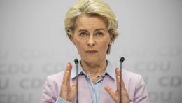 Ursula von der Leyen üzent a Hamásznak