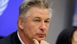 Ejtették a gondatlan emberölés vádját Alec Baldwin ellen