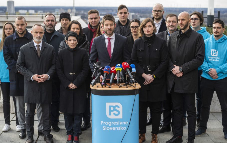 Ipsos: Zárkózik fel a Smerhez és a Hlashoz a PS