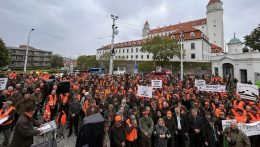 A parlament előtt demonstráltak a vadászok