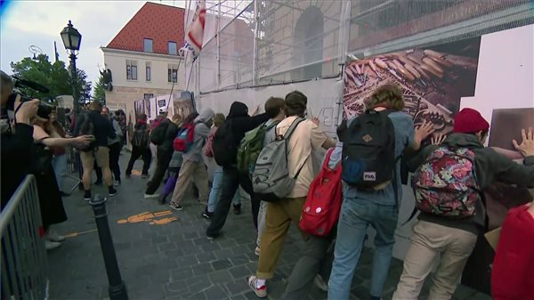 A pedagógusok státusztörvénye ellen tüntettek diákok Budapesten