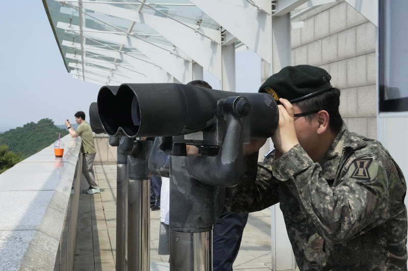 Észak-Korea erősen felfegyverzett katonákat telepített a déli szomszédjával közös határ menti állomásokra