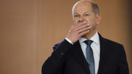 Scholz: Sem az EU, sem a NATO nem küld csapatokat harcolni Ukrajnába