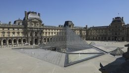 Egy ukrán múzeumból mentett alkotásokat állít ki a párizsi Louvre