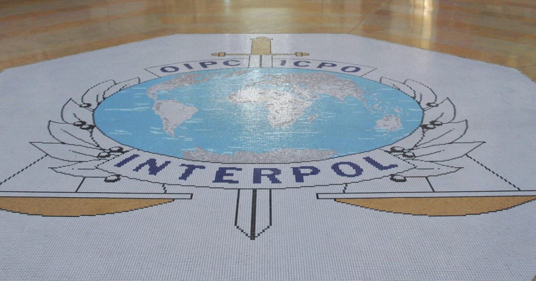 Az Interpol dolgozóinak adják ki magukat a csalók