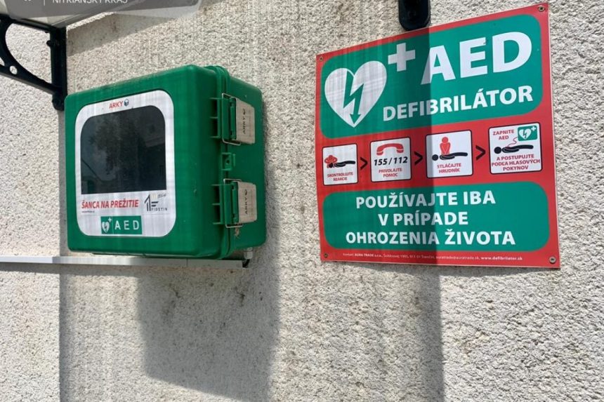 Egy 11 éves fiú ellopta a defibrillátort az érsekújvári járásbeli Kürt községi hivatalából