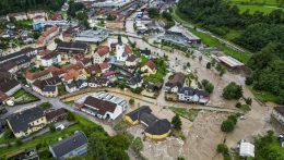 Ítéletidő van Szlovéniában, helikopterrel mentik az embereket