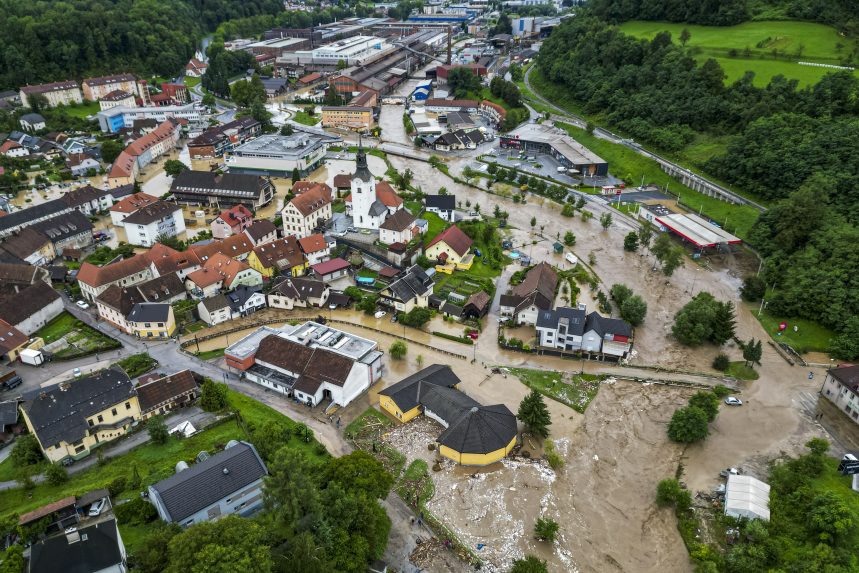 Ítéletidő van Szlovéniában, helikopterrel mentik az embereket