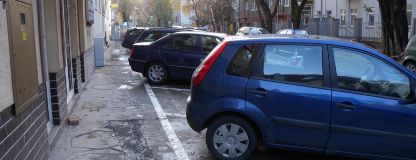 Október elsejétől búcsút mondunk a járdán történő parkolásnak