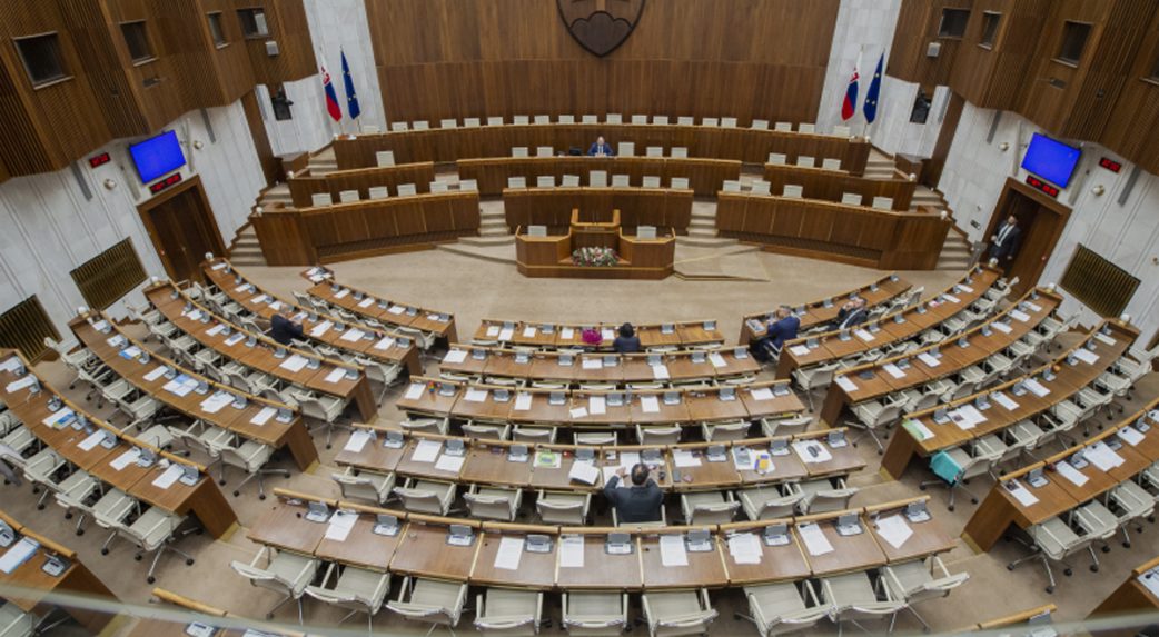 Nem került a parlament elé a menekültügy