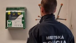 Defibrillátorral szerelik fel a komáromi városi rendőrség autóit