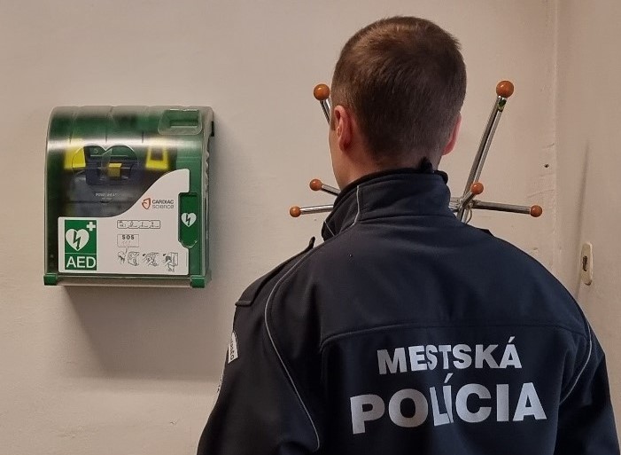 Defibrillátorral szerelik fel a komáromi városi rendőrség autóit