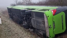 Hatan kerültek kórházba a Dargó közelében történt buszbalesetet követően