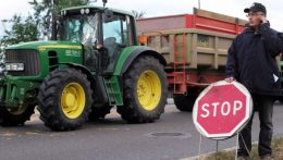 Megfordítják a településtáblákat a francia gazdák, így tiltakoznak