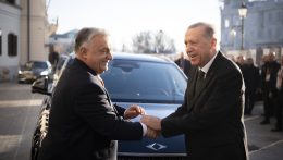 Orbán Viktor békelehetőségekről tárgyal a török elnökkel