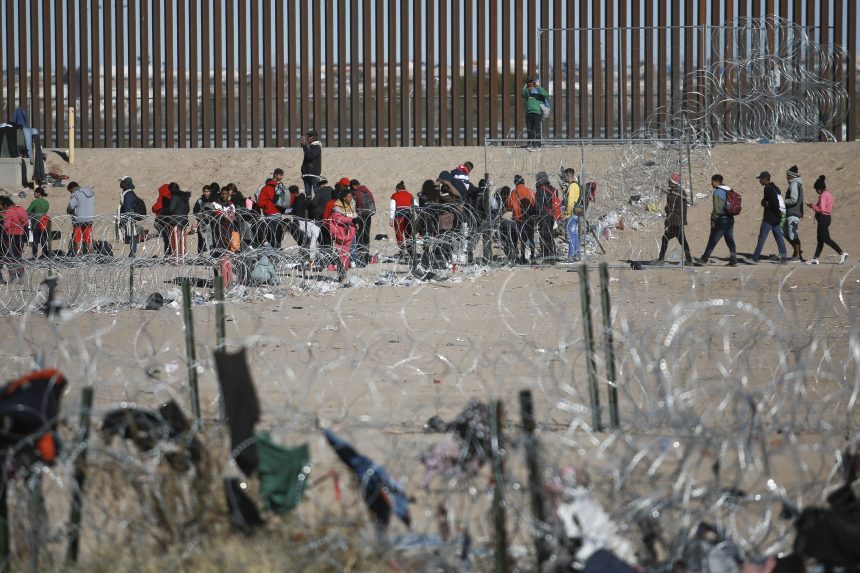 A Fehér Ház és a republikánusok egymást vádolják a migrációs helyzetért