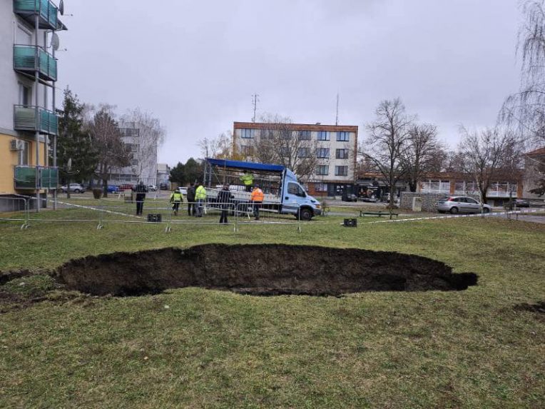 Rendkívüli helyzetet hirdetett Galánta, mert beszakadt a föld egy lakótelepen