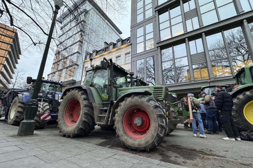 Tízezer tüntető gazda torlaszolja el az utakat Brüsszelben és Párizsban is