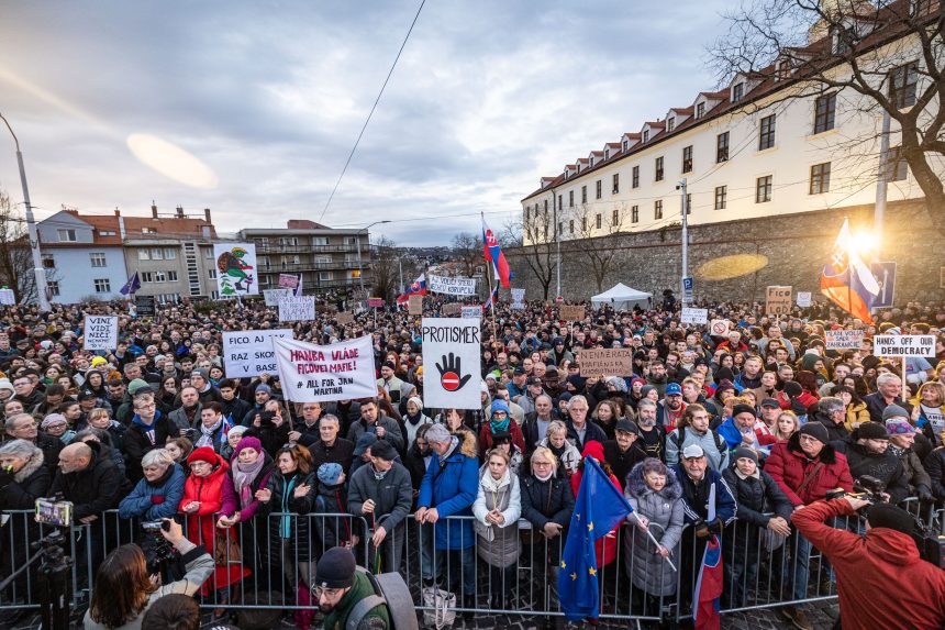 Ezrek tüntettek a kormány intézkedései ellen a parlament épülete előtt