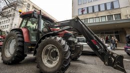 Csütörtökön traktorok lepik el a közutakat