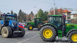 Az elégedetlen gazdák hétfőn az agrárminisztérium előtt tüntettek