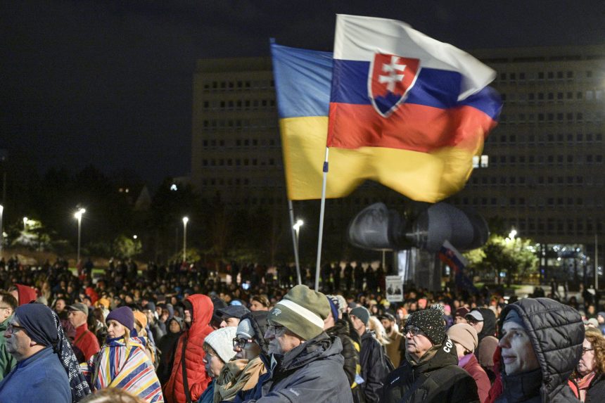 Ezrek tüntettek a kormány külpolitikája ellen