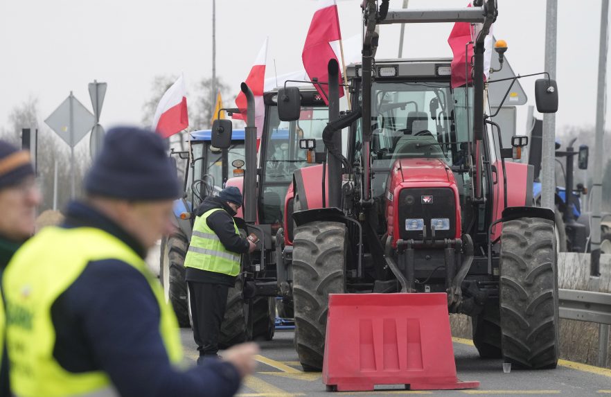 Lengyelország csaknem hatszáz közúti csomópontján bénították meg a forgalmat a lengyel gazdák