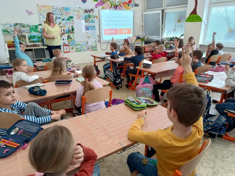 Az iskolák támogatást igényelhetnek a kisebbségi nyelven történő tanítás támogatására