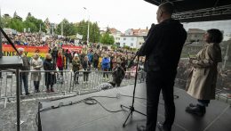 Több százan tiltakoztak a parlament előtt a kultúrát ért támadások ellen