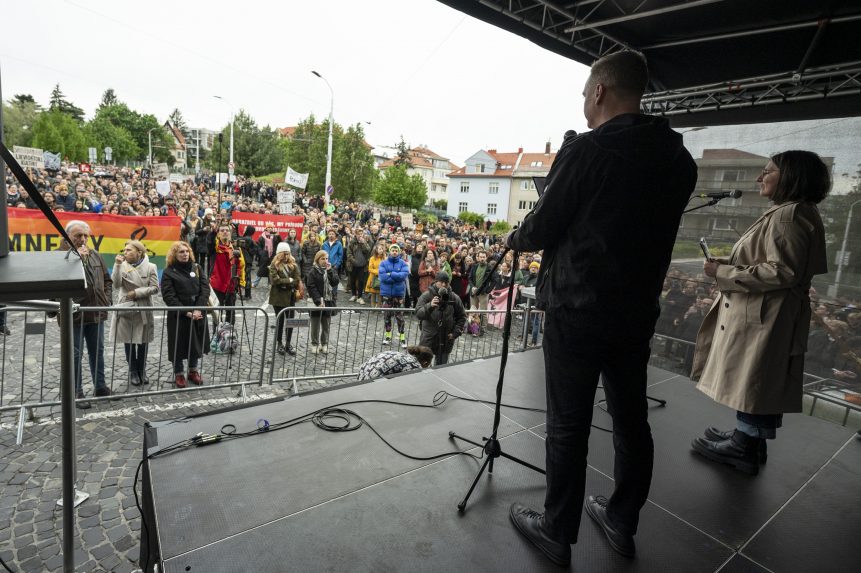 Több százan tiltakoztak a parlament előtt a kultúrát ért támadások ellen