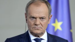 Tusk felfüggesztené a menedékjogot, a kritikus hangok sem érdeklik