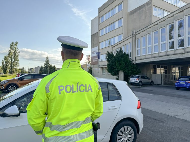 Többezer eurót találtak egy közlekedési rendőrnél