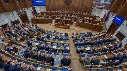 A parlamenti határozatnak szimbolikus jelentősége van, fokozatosan erősödni fog a politikusok hangneme