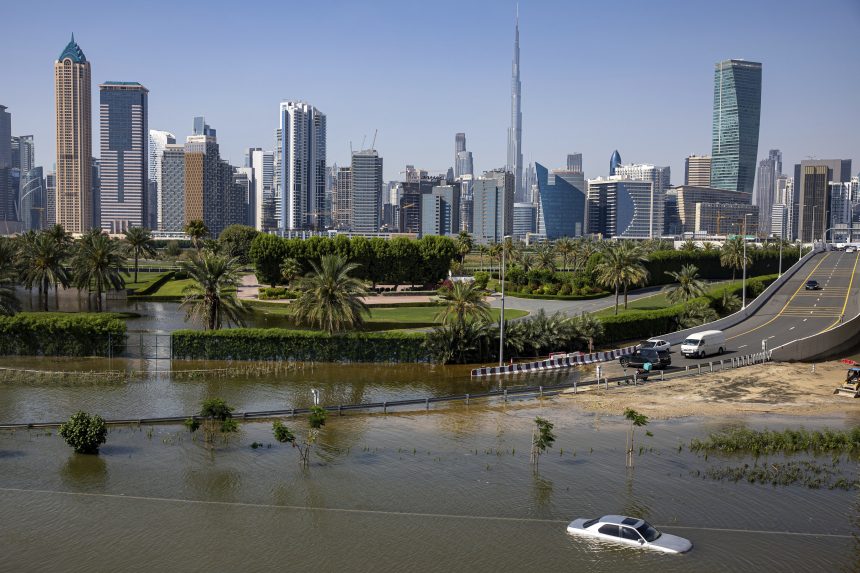 Újból hevesen esik Dubaiban