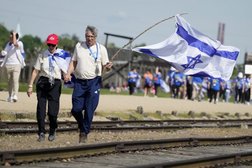 Izrael-ellenes tüntetők zavarták meg az Élet menetét Auschwitzban