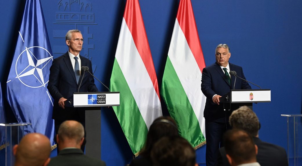 Budapestre érkezett a NATO-főtitkár, hogy „vitás” kérdésekről tárgyaljon Orbán Viktorral