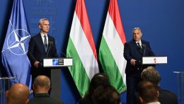 Budapestre érkezett a NATO-főtitkár, hogy „vitás” kérdésekről tárgyaljon Orbán Viktorral