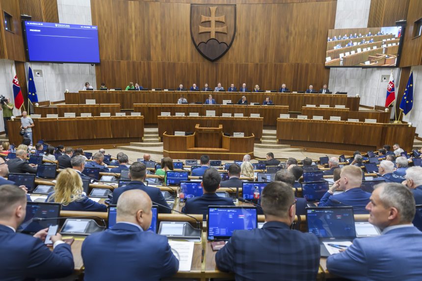 Kedden délelőtt lehet a Susko és Šimkovičová leváltásáról szóló parlamenti ülés