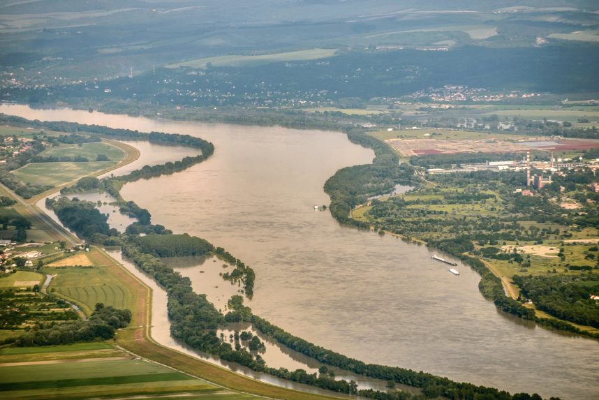SHMÚ: Kora este tetőzhet a Duna Komáromnál