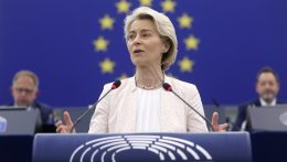 Von der Leyen közös uniós védelmi projekteket ígér