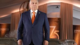 Milyen következményekkel járhat, ha Orbán Viktor továbbra is eszközként használja a soros elnökséget saját politikai céljai megvalósítására?