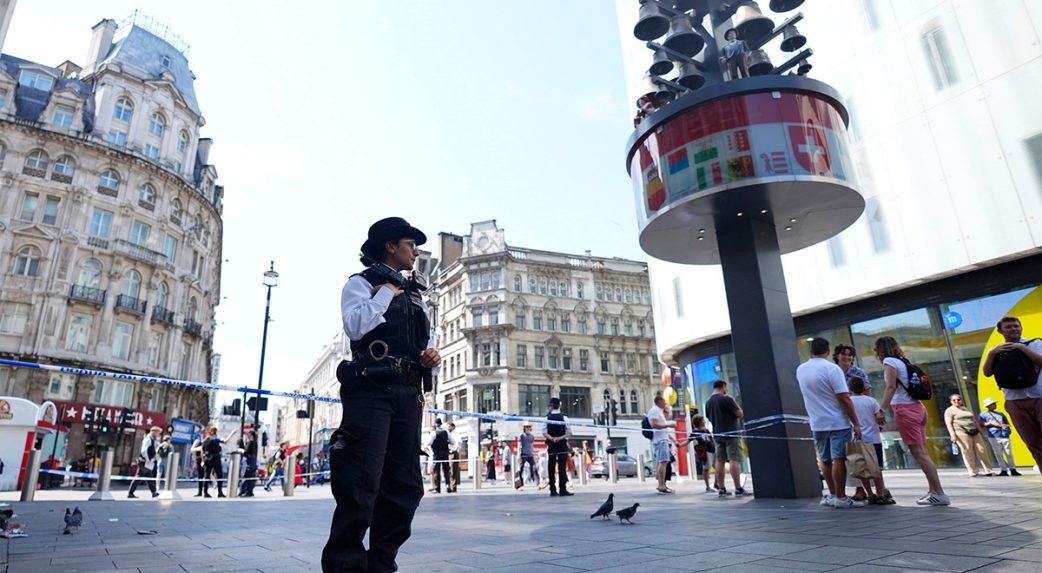 Gyilkossági kísérlettel vádolják a Leicester Square-i késelőt