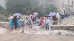 Heves esőzések miatt térdig ért a víz Dubrovnikban